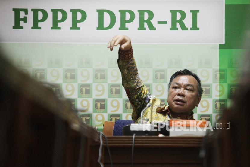Wakil Ketua Umum PPP Hazrul Azwar (tengah) memberikan keterangan pers di Kompleks Parlemen Senayan, Jakarta, Selasa (23/2).