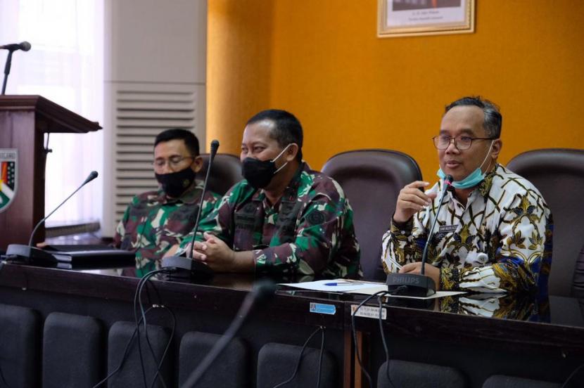 Wakil Komandan Jenderal (Wadanjen) Akademi TNI Marsda Sri Pulung D (tengah) didampingi Wali Kota Magelang dr Muchamad Nur Aziz (kanan).