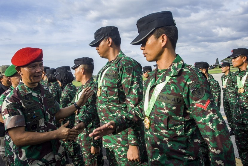 Wakil Komandan Jendral Kopassus Brigjen TNI Richard TH Tampubolon (kiri) menyalami kontingen.