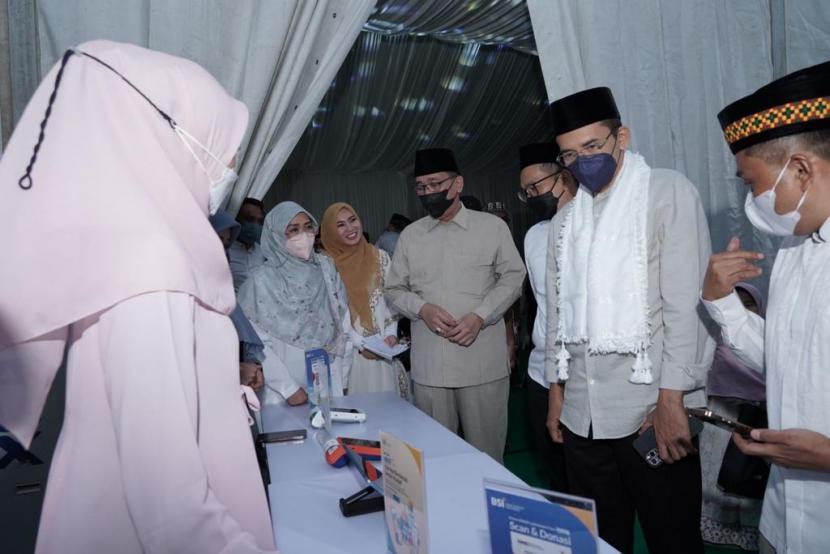 Wakil Komisaris Utama PT Bank Syariah Indonesia Tbk (BSI) TGB M Zainul Majdi (dua daari kanan) dan Anggota Dewan Pengawas Syariah BSI Mohamad Hidayat (tiga dari kiri) saat menghadiri Peluncuran Digitalisasi Ekosistem Masjid di Aceh melalui 37 masjid di Region Aceh sebagai percontohan implementasi program.