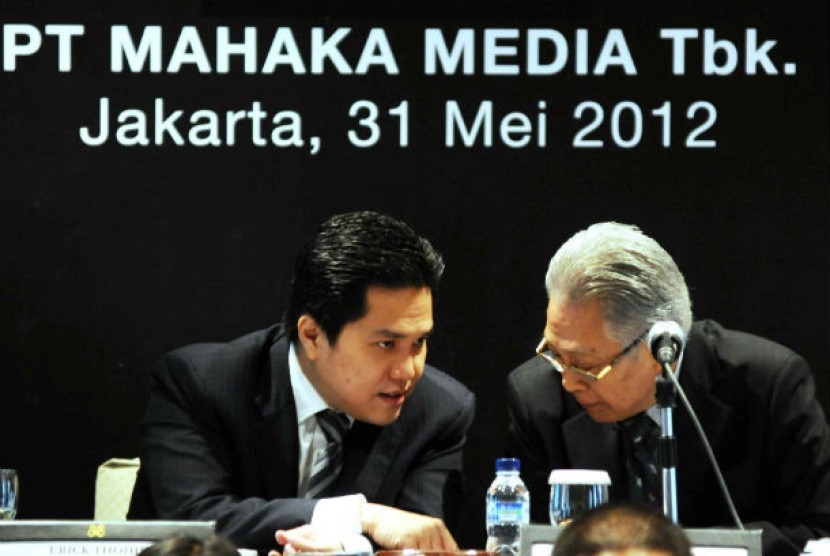   Wakil Komisaris Utama PT Mahaka Media Erick Thohir (kiri) berbincang dengan Komisaris Utama PT Mahaka Media Abdulgani saat RUPS PT Mahaka Media di Jakarta, Kamis (31/5). 