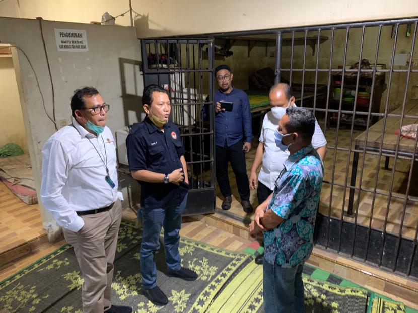 Wakil Komisioner LPSK Edwin Partogi (kedua kiri) mengecek langsung keberadaan kerangkeng manusia dan pabrik kelapa sawit di rumah Bupati Langkat Terbit Rencana Peranginangin, di Langkat, Sumatra Utara, Sabtu (29/1/2022).