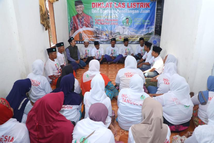 Wakil Koordinator Kiai Muda Jawa Timur (KMJT) Wajihuddin bersama tim relawan lainnya memberikan bantuan penerangan jalan kepada warga di di Desa Grebegan, Kabupaten Bojonegoro, Jawa Timur.