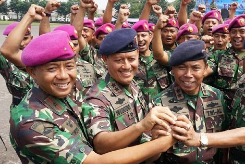 Wakil KSAL Laksamana Madya Widodo (tengah).