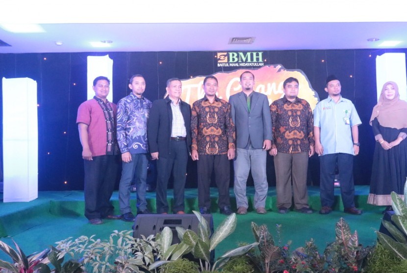 Wakil Lazis korporasi, masjid, Penerbit Khazanah Mimbar Plus dan PT Ussi menandatangani MoU dukungan kepada BMH.
