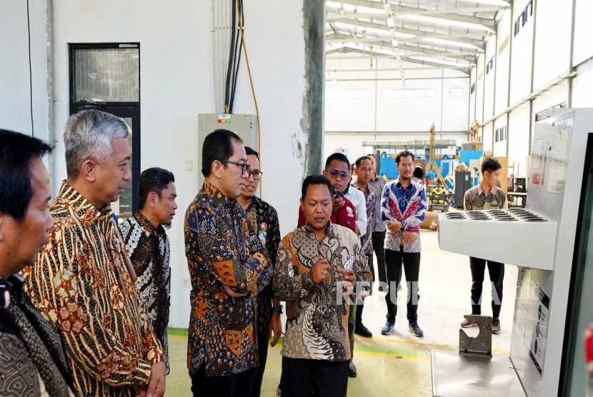 Wakil Menperin Faisol Reza (tengah) berkunjung ke salah satu pabrik pengolahan bahan nikel di PT IMIP, Morowali, Kamis (14/8/2025).