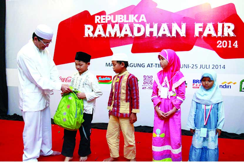 Wakil Menteri Agama Nasaruddin Umar memberikan bingkisan kepada perwakilan anak yatim pada acara Berbagi Bersama Sahabat dalam rangkaian Republika Ramadhan Fair (RRF) di Masjid At Tin, Jakarta, Sabtu (19/7).