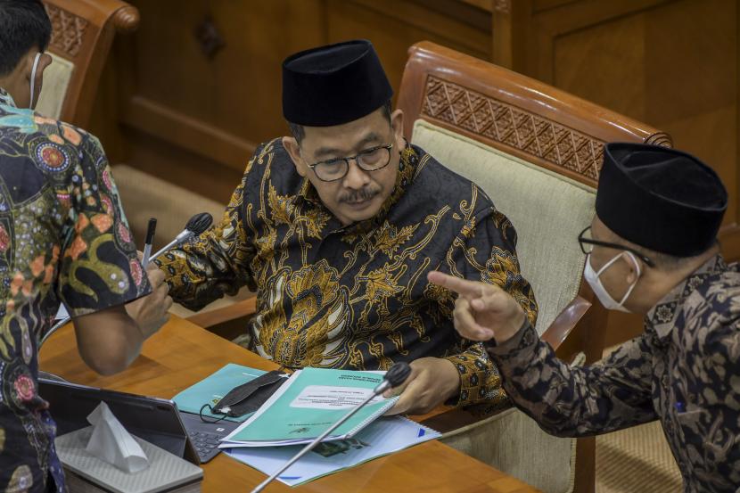 Wakil Menteri Agama Zainut Tauhid Saadi (tengah) mengikuti rapat kerja dengan Komisi VIII DPR di Kompleks Parlemen, Jakarta, Kamis (13/1/2022). Rapat kerja tersebut terkait perkembangan kebijakan umrah, serta membahas Biaya Penyelenggaraan Ibadah Haji (BPIH) dan pembentukan panja BPIH 1443H/2022M. Kemenag Upayakan Asrama Haji Jadi Tempat Karantina Jamaah Umroh