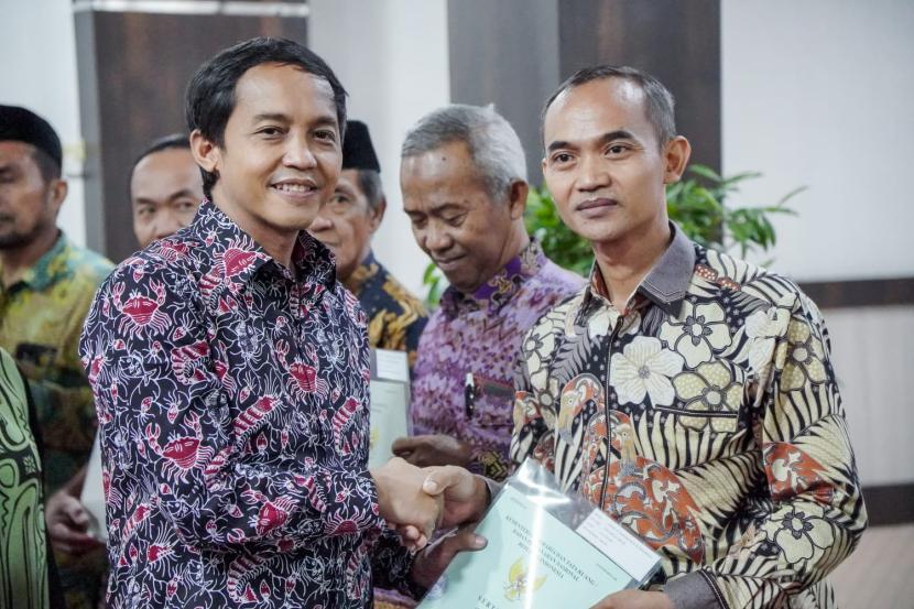 Wakil Menteri ATR/BPN Raja Juli Antoni menyerahkan 12 Sertifikat Tanah Wakaf dan 1 Sertifikat Rumah Ibadah atas nama Gereja Pantekosta di Pekanbaru, Riau pada Sabtu, 15 April 2023. 