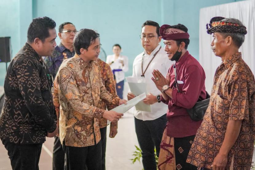 Wakil Menteri ATR/BPN Raja Juli Antoni saat menyerahkan tiga sertifikat Pura atas nama Pura Desa Adat Peguyangan di Denpasar Utara, Bali pada selasa, (15/11/2022).