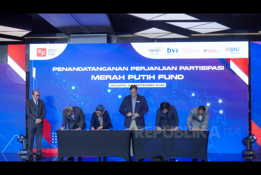 Wakil Menteri Badan Usaha Milik Negara Republik Indonesia Rosan Perkasa Roeslani (kiri) menyaksikan penandatanganan Perjanjian Partisipasi Merah Putih Fund yang secara resmi telah dilakukan di Jakarta, Senin (4/9). 