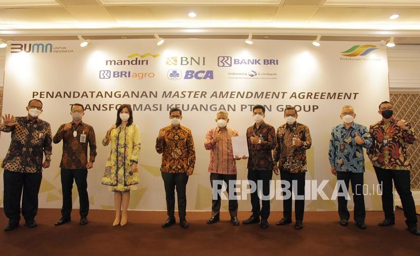 Wakil Menteri BUMN I Pahala N Mansury (empat kiri) bersama (dari kiri ke kanan) Direktur Pelaksana I LPEI Dikdik Yustandi, Direktur Corporate Banking BNI Silvano Rumantir, Wakil Direktur Utama Bank Mandiri Alexandra Askandar, Direktur Utama PTPN III M. Abdul Ghani, Direktur Keuangan PTPN III M. Iswahyudi, Direktur Hubungan Kelembagaan & BUMN BRI Agus Noorsanto, Direktur Utama BRI Agroniaga Ebeneser Girsang dan VP Corporate Banking BCA Arif Widinugroho foto bersama usai menandatangani Master Amendment Agreement (MAA) transformasi keuangan PTPN Group di Jakarta, Jumat (29/1/2021). Penandatangan MAA ini merupakan bentuk kepercayaan kreditor dalam mendukung program transformasi keuangan serta mengembangkan profil bisnis yang sehat untuk mendorong kinerja PTPN Group.