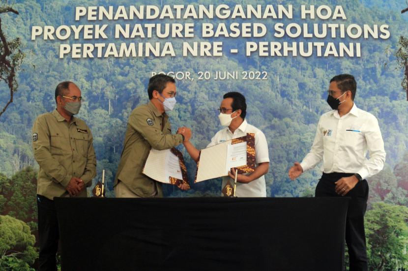 CEO Pertamina NRE Dannif Danusaputro dan Direktur Operasi Perum Perhutani Natalas Anis Harjanto berjabat tangan usai menandatangani HoA Proyek NBS di Bogor, Jawa Barat, Senin (20/6/2022). 