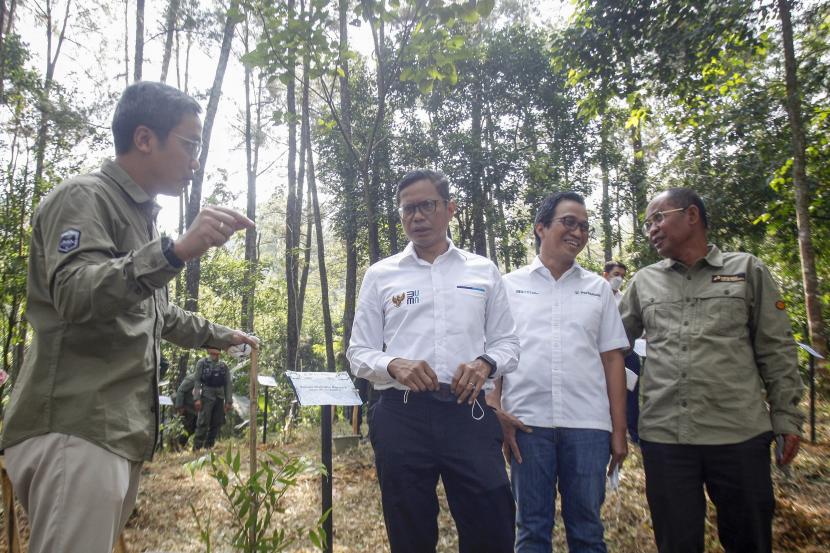 Wakil Menteri BUMN I Pahala Nugraha Mansury (kedua kiri) berbincang dengan CEO Pertamina NRE Dannif Danusaputro (kiri) didampingi Direktur Logistik dan Infrastruktur Pertamina Persero Mulyono (kanan) dan Direktur Operasi Perum Perhutani Natalas Anis Harjanto (kedua kanan) usai penandatanganan Head Of Agreement (HoA) Proyek Nature Based Solutions (NBS) Pertamina Power Indonesia (PPI) dengan Perum Perhutani di Sentul Eco Edu Forest, Kabupaten Bogor, Jawa Barat, Senin (20/6/2022). Proyek Nature Based Solutions (NBS) ini berpotensi untuk diimplementasikan menjadi proyek yang mendukung Nationally Determined Contribution (NDC) Indonesia tahun 2030. 