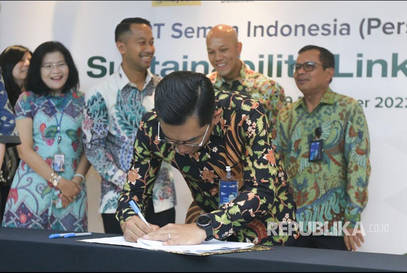 SVP Corporate Banking 2 Bank Mandiri, Budi Purwanto menandatangani Perjanjian Kredit Sindikasi Sustainability Linked Loan (SLL) di Jakarta, Senin (19/12).