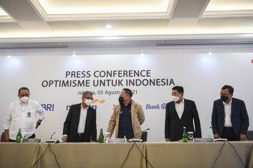 Wakil Menteri BUMN Kartika Wirjoatmodjo (tengah) berbincang dengan Direktur Utama BRI Sunarso (kedua kiri), Direktur Utama Bank Mandiri Darmawan Junaidi (kedua kanan), Direktur Utama BNI Royke Tumilaar (kiri), dan Direktur Utama BTN Haru Koesmahargyo (kanan) saat penyampaian paparan Optimisme Untuk Indonesia di Jakarta, Kamis (5/8/2021). Himpunan Bank-Bank Milik Negara (Himbara) optimistis dalam penyaluran kredit di sisa tahun 2021 dalam rangka pemulihan ekonomi nasional setelah Badan Pusat Statistik (BPS) merilis pertumbuhan ekonomi sebesar 7,07 persen (yoy) pada triwulan kedua 2021 yang ditopang kredit perbankan dengan tumbuh 0,6 persen (yoy) pada Juni 2021 setelah terkontraksi sejak Oktober 2020.