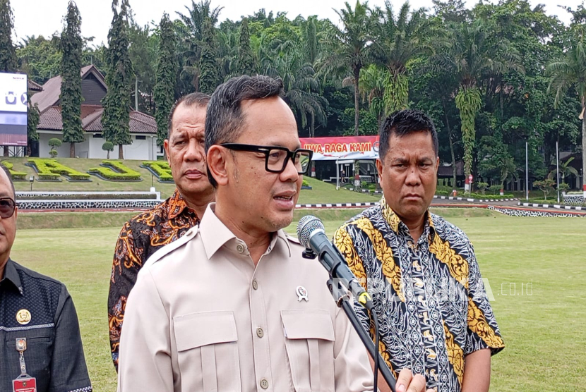 Wakil Menteri Dalam Negeri (Wamendagri) Bima Arya meninjau lokasi pelaksanaan retreat kedua di kampus IPDN Jatinangor, Kamis (19/6/2025). Ia didampingi Rektor IPDN mengecek satu per satu area asrama, tempat makan, tempat belajar dan tempat olahraga yang akan digunakan peserta retreat. 
