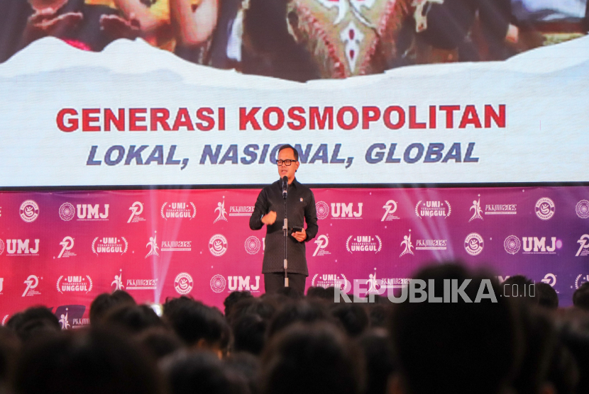 Wakil Menteri Dalam Negeri (Wamendagri) Republik Indonesia, Bima Arya Sugiarto memberikan nasehat kepada mahasiswa baru UMJ tentang urgensi kepedulian terhadap isu lingkungan.