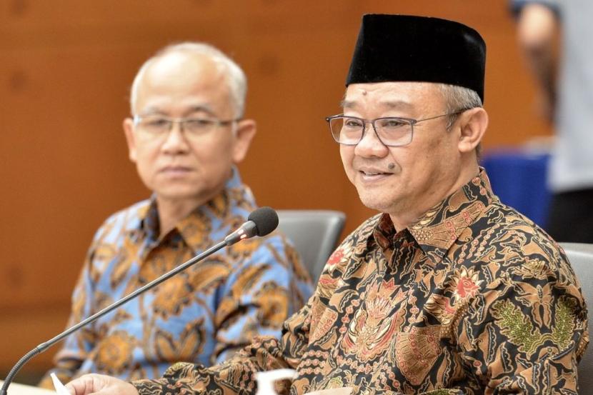 Wakil Menteri Dikdasmen Atip Latipulhidayat (kiri) bersama dengan Menteri Dikdasmen Abdu Muti di Jakarta, 23 Oktober 2024.