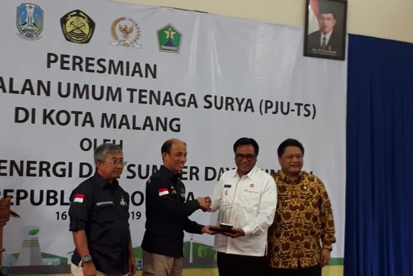Wakil Menteri Energi dan Sumber Daya Mineral (ESDM), Arcandra Tahar meresmikan Penerangan Jalan Umum Tenaga Surya (PJU-TS) di Lesanpuro, Kota Malang, Rabu (16/10).