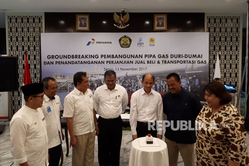 Deputy Minister of Energy and Mineral Resources Arcandra Tahar inaugurates the groundbreaking marking the start of construction of a 64 kilometre gas pipe project between Duri and Dumai in Riau, at ESDM office on Monday (November 13).