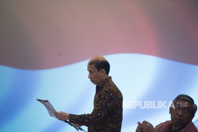 Wakil Menteri ESDM Arcandra Tahar (kiri) dan Wakil Menteri Keuangan Mardiasmo (kanan) bersiap mengikuti rapat koordinasi tentang penetapan sasaran bantuan sosial dan subsidi energi di Kemenko Pembangunan Manusia dan Kebudayaan (PMK), Jakarta, Selasa (25/7). 