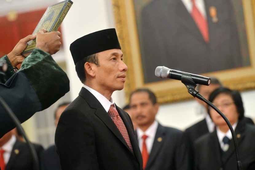 Wakil Menteri ESDM Arcandra Tahar mengucapkan sumpah jabatan saat upacara pelantikan yang dipimpin Presiden Joko Widodo di Istana Negara, Jakarta, Jumat (14/10). 