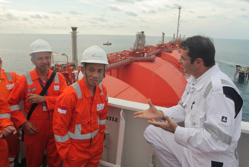 Wakil Menteri ESDM Archandra Tahar (kedua kiri) berbincang bersama Terminal Manager FSRU Nusantara Regas Ivica Asanovic (kanan) saat mengunjungi sarana fasilitas Liquid Natural Gas (LNG) milik PT Nusantara Regas yaitu Floating Storage Regasification Unit (FSRU) di Teluk Jakarta, Kamis (19/10). 