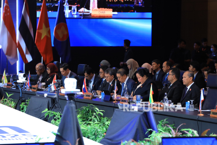 Wakil Menteri ESDM Yuliot Tanjung menyatakan, meningkatnya kebutuhan energi di negara-negara ASEAN menjadi momentum bagi Indonesia tampil sebagai hub energi regional. 