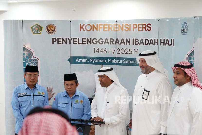 Wakil Menteri Haji dan Umrah Arab Saudi Abdul Fattah Mashat (Ketiga dari kanan) dan Ketua PPIH Arab Saudi Muchlis Hanafi (Kedua dari kiri)