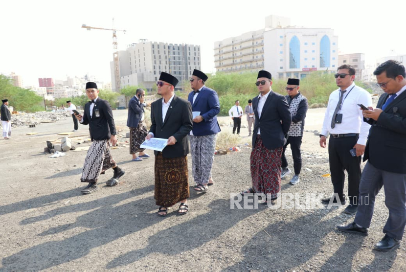 Wakil Menteri Haji dan Umrah Dahnil Anzar Simanjuntak tinjau calon lokasi Kampung Haji RI di Makkah, Arab Saudi, Senin (20/10/2025).