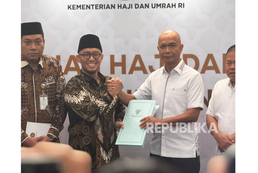 Wakil Menteri Haji dan Umrah RI, Dahnil Anzar Simanjuntak (kedua dari kiri)menggelar konferensi pers bersama Jaksa Agung Muda Bidang Intelijen (Jamintel) di Kantor Kementerian Haji dan Umrah RI, Jalan MH Thamrin, Jakarta, Selasa (30/9/2025). 
