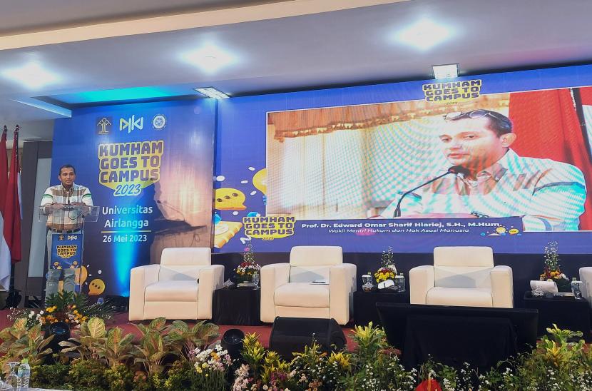   Wakil Menteri Hukum dan HAM Edward Omar Sharif Hiariej saat memberikan paparan dalam acara Kumham Goes To Campus di Universitas Airlangga, Surabaya. 