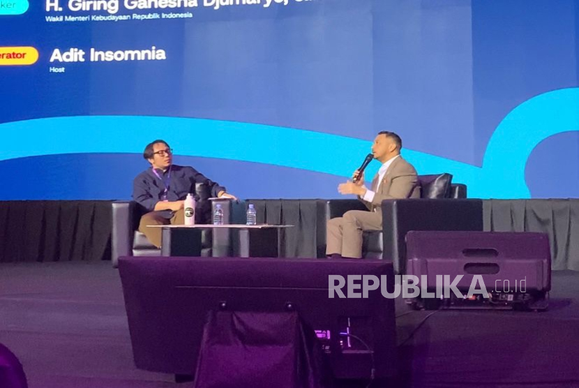 Wakil Menteri Kebudayaan Giring Ganesha (kanan) saat menghadiri pembukaan Jakarta Music Con 2025 pada Sabtu (11/10/2025).