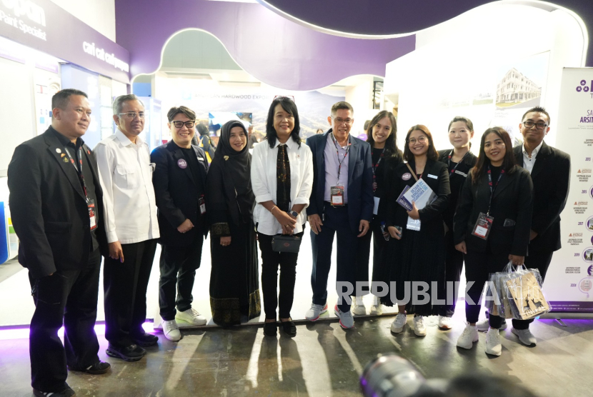 Wakil Menteri Kementerian Pekerjaan Umum, Diana Kusumastuti (tengah) saat mengunjungi booth Propan dalam Pameran Arsitektur ARCH:ID 2025.