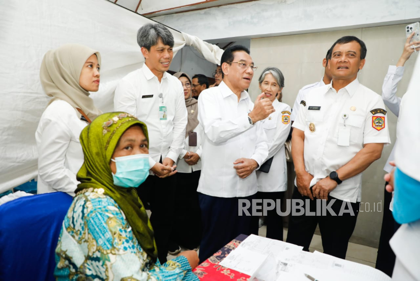 Wakil Menteri Kesehatan Benjamin Paulus Oktavianus meninjau kegiatan Speling bersama Gubernur Ahmad Luthfi di Desa Seboto, Kecamatan Gladagsari, Kabupaten Boyolali, Rabu (5/11/2025).