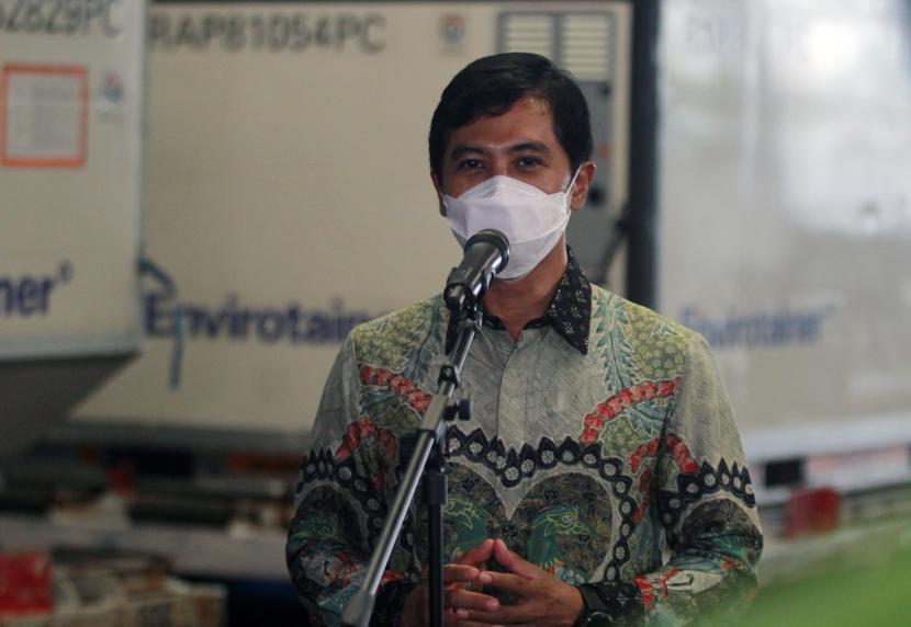 Wakil Menteri Kesehatan Dante Saksono memberikan keterangan pers terkait kedatangan vaksin COVID-19 Sinovac setibanya dari Beijing di Terminal Cargo Bandara Soekarno Hatta, Tangerang, Banten, Selasa (2/3). Sebanyak 16 juta bahan baku (bulk) vaksin Covid-19 kembali tiba di Indonesia, Kamis (25/3).