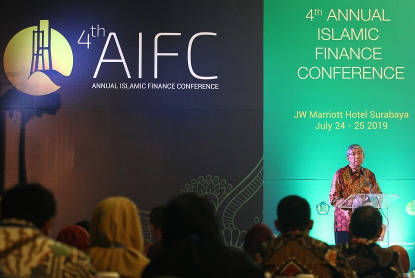 Wakil Menteri Keuangan Mardiasmo (kanan) menyampaikan materi saat menjadi pembicara dalam Konferensi Tahunan Keuangan Syariah yang ke-4 (4th Annual Islamic Finance Conference) di Surabaya, Jawa Timur, Rabu (24/7/2019).