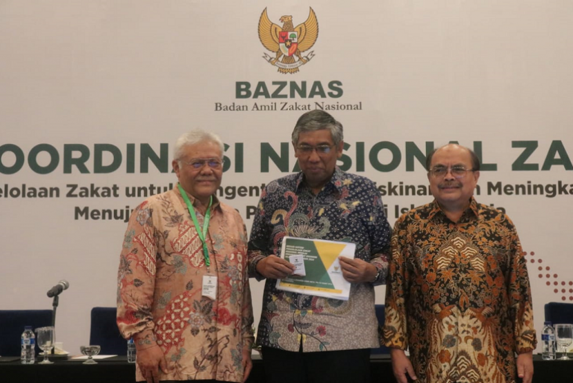 Wakil Menteri Keuangan Prof. Mardiasmo bersama Ketua dan Wakil Ketua Baznas Prof. Bambang Sudibyo dan Dr. Zainulbahar Noor di Rakornas Zakat 2019, Hotel Sunan Surakarta, Selasa (5/3). 