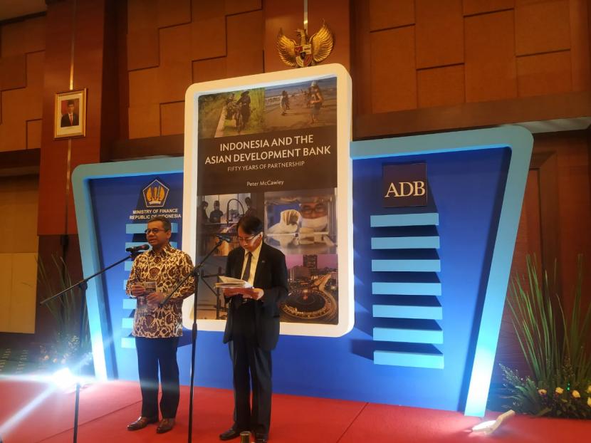 Wakil Menteri Keuangan Suahasil Nazara (batik) dan Presiden ADB Masatgusu Asakawa dalam konferensi pers di Gedung Kemenkeu, Jakarta, Selasa (3/3). (Republika/Adinda Pryanka)