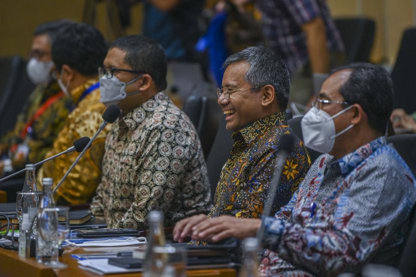 Wakil Menteri Keuangan Suahasil Nazara (kedua kanan) mengikuti rapat pleno dengan Badan Legislasi DPR di Kompleks Parlemen, Senayan, Jakarta, Kamis (18/8/2022). Suahasil Nazara menyatakan, perekonomian Indonesia pada 2022 tumbuh tinggi dengan meningkatnya kegiatan ekonomi.