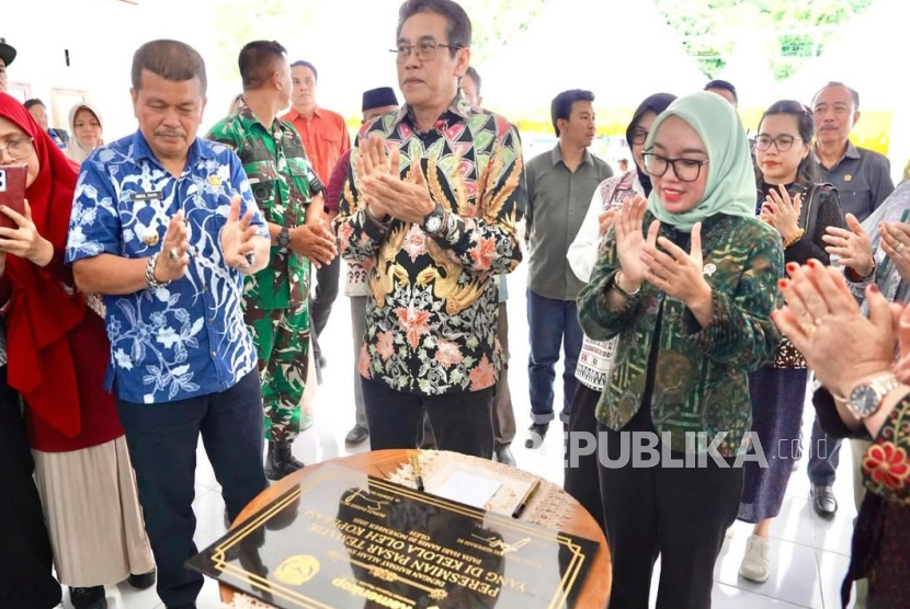 Wakil Menteri Koperasi (Wamenkop) Farida Farichah meresmikan Pasar Tematik di acara peringatan Hari Puncak Festival Teluk Tomini, Sulawesi Tengah (Sulteng).