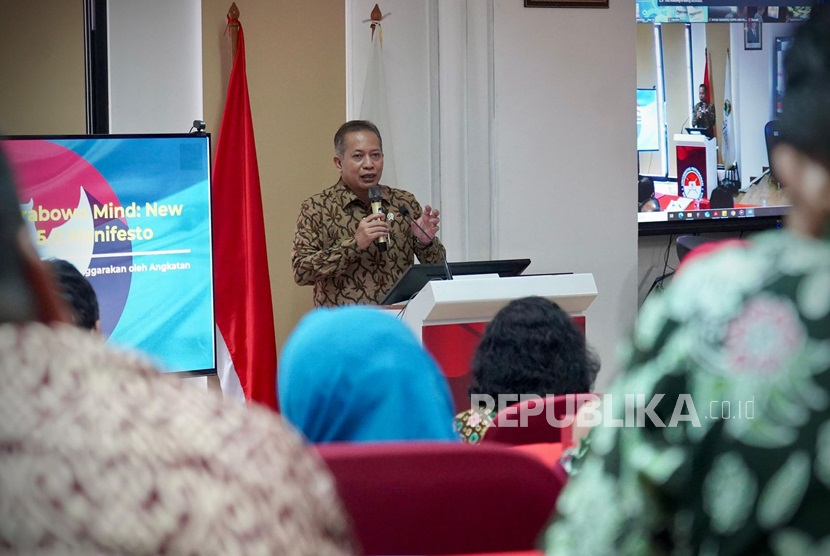 Wakil Menteri Koperasi (Wamenkop) Ferry Juliantono dalam peluncuran Buku The Prabowo Mind: The New Indonesia Economy 5.0 Manifesto di Universitas Pertahanan di Jakarta, Selasa (12/11/2024).