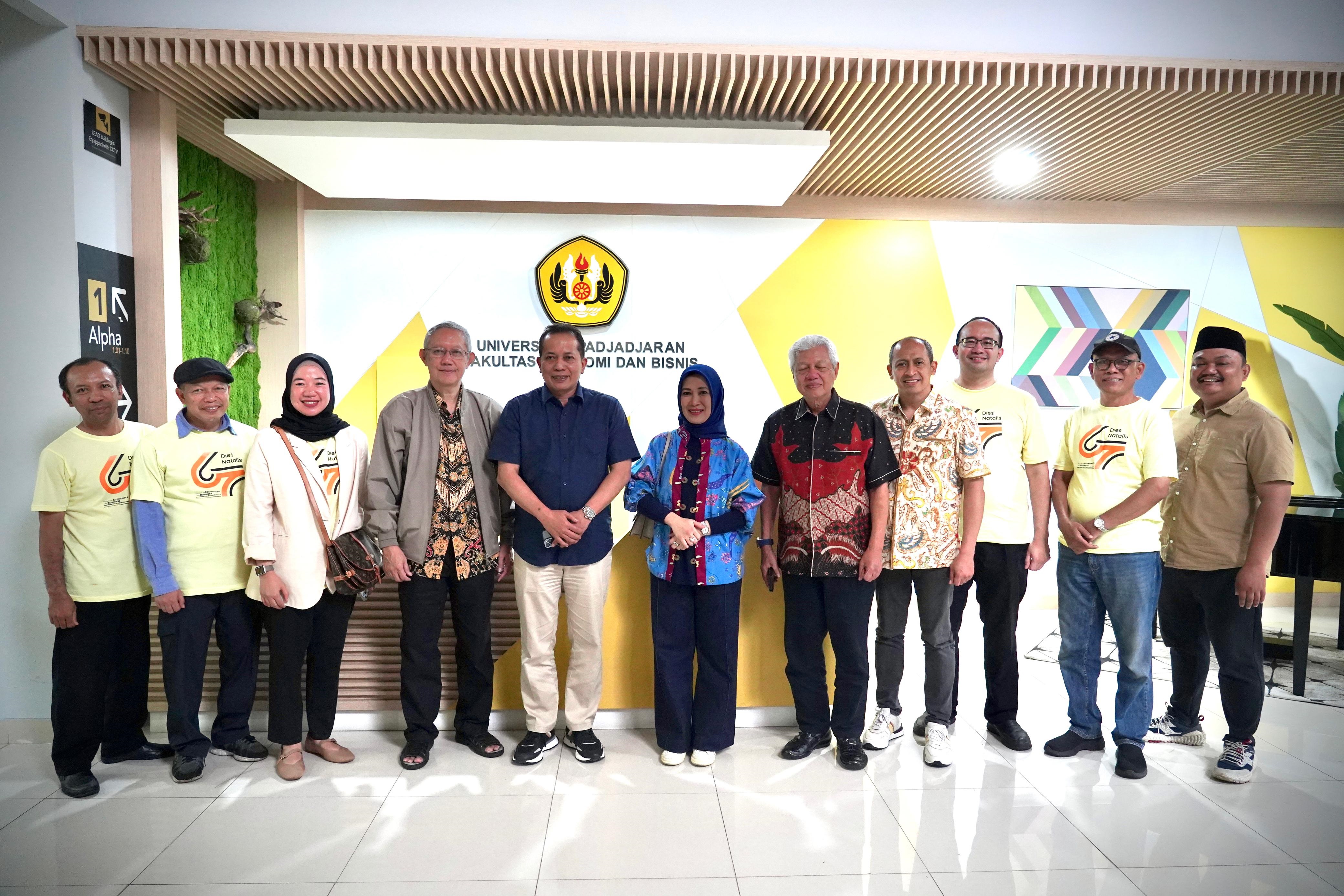 Wakil Menteri Koperasi (Wamenkop) Ferry Juliantono menerima Robby Djohan Award dari Fakultas Ekonomi dan Bisnis Universitas Padjadjaran (FEB Unpad).