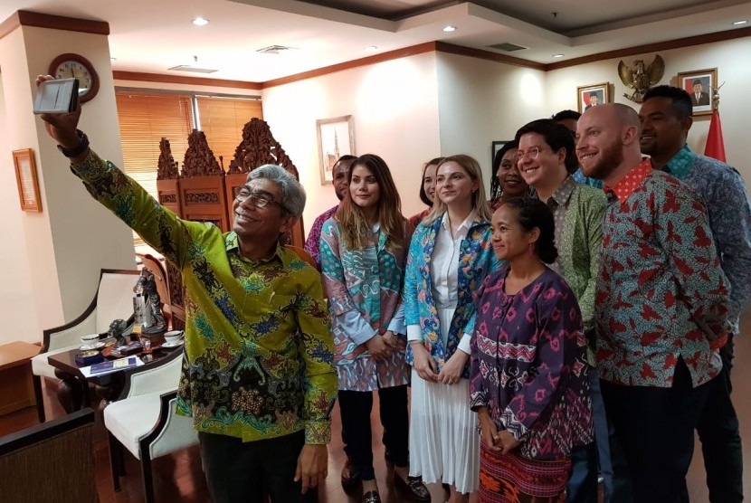 Wakil Menteri Luar Negeri AM Fachir berswafoto dengan 12 diplomat asing dalam kegiatan Friends of Indonesia (FOI) 2019 di Jakarta, Rabu (19/6).