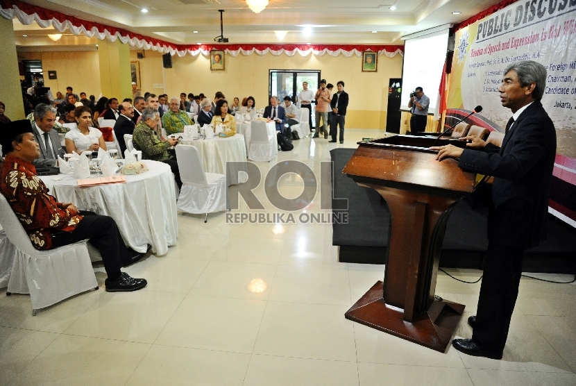 Wakil Menteri Luar Negeri AM Fachir (kanan) berbicara saat diskusi publik di PP Muhammadiyah, Jakarta, Senin (26/1).(Republika/ Tahta Aidilla)