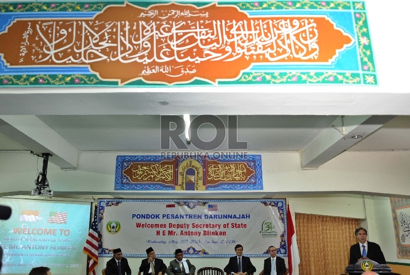Wakil Menteri Luar Negeri Amerika Serikat Antony J Blinken (kanan) memberikan sambutan saat mengunjungi pondok Pesantren Darunnajah, Ulujami, Jakarta, Rabu (20/5).