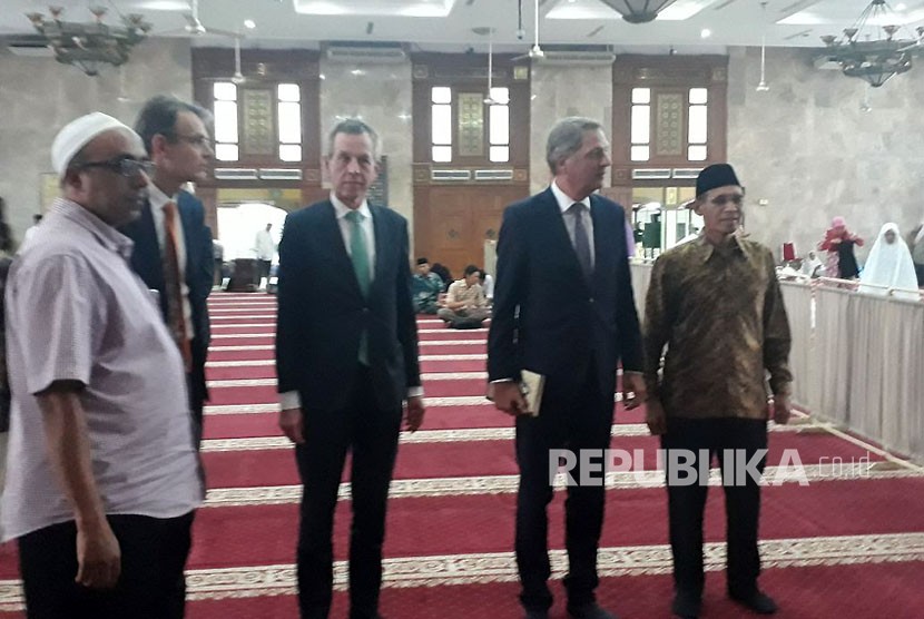 Wakil Menteri Luar Negeri Belanda, Andre Haspels (tengah) dan Dubes Belanda untuk Indonesia Rob Swartbol (paling kiri) saat bersilaturrahim ke Masjid Sunda Kelapa, Jakarta Pusat, Senin (27/11) sore. 