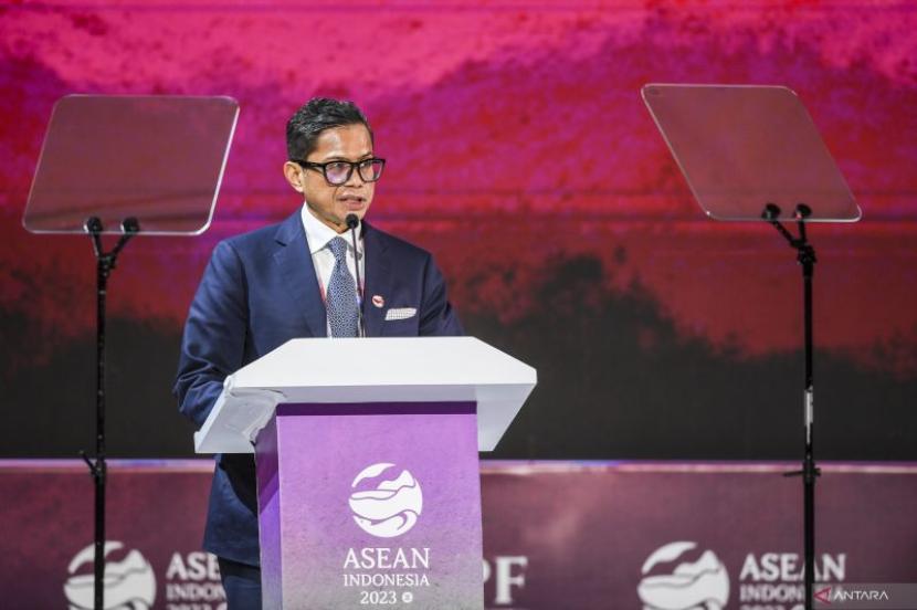 Wakil Menteri Luar Negeri Pahala Mansury menyampaikan presentasi dengan tema Rencana Indonesia untuk Mengembangkan Infrastruktur Hijau pada hari kedua ASEAN-Indo-Pacific Forum 2023 di Hotel Mulia, Jakarta, Rabu (6/9/2023). 