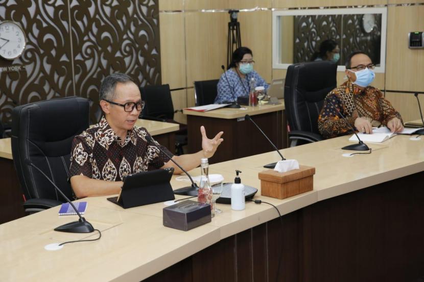 Indonesia bekerja sama dengan World Economic Forum (WEF) dijadwalkan menghelat WEF Special Virtual on Indonesia pada Rabu (25/11). Tema yang diangkat dalam forum dialog virtual itu adalah 'Indonesia's Priority on Health and Economic Recovery'.